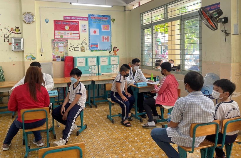 Học sinh khối 5 tiêm vắc xin ngừa Covid-19 tại điểm tiêm Trường Tiểu học Phú Thọ (quận 11)
