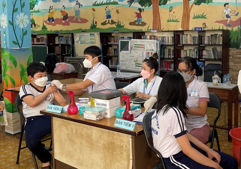 Học sinh khối 5 tiêm vắc xin tại điểm tiêm Trường Tiểu học Phú Thọ (quận 11).