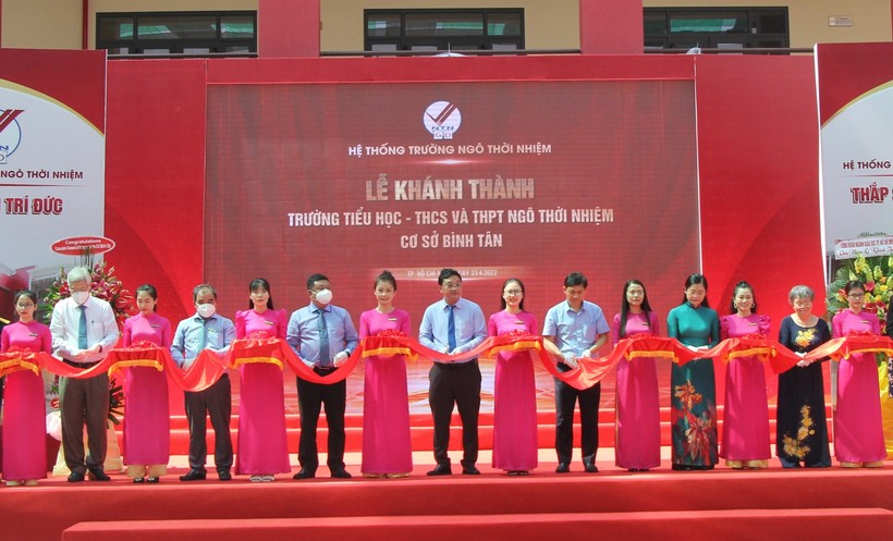 Các đại biểu cắt băng khánh thành Trường TH,THCS,THPT Ngô Thời Nhiệm cơ sở 4. 