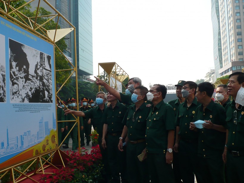 Các đại biểu tham quan triển lãm tại đường Nguyễn Huệ.