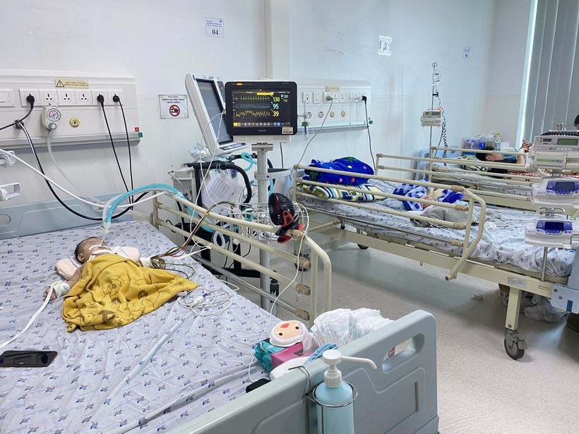 Trẻ mắc sốt xuất huyết đang điều trị tại bệnh viện Nhi đồng Thành phố Hồ Chí Minh.