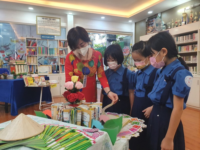 Học sinh tham quan khu trưng bày sách tại thư viện nhà trường.
