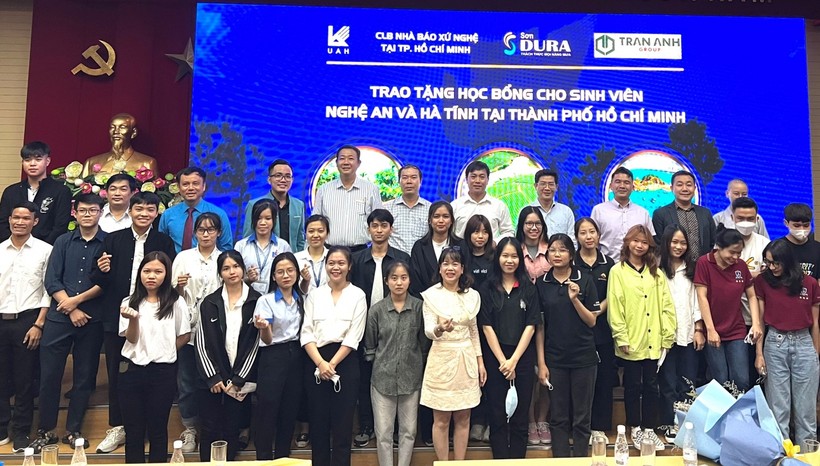 CLB Nhà báo xứ Nghệ tại Thành phố Hồ Chí Minh cùng doanh nghiệp trao 50 suất học bổng cho sinh viên nghèo vượt khó 2 tỉnh Nghệ An và Hà Tĩnh.