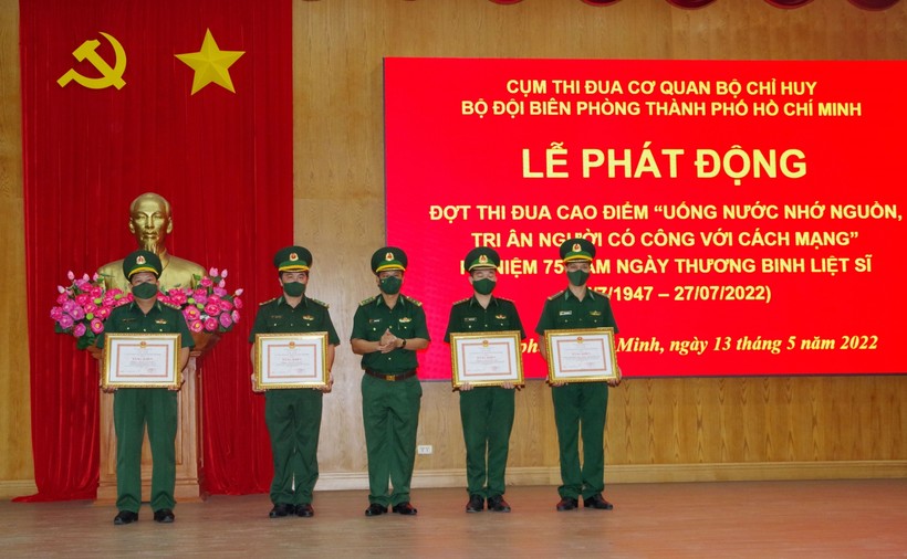 Thượng tá Đoàn Duy Phước trao bằng khen của UBND TPHCM cho 4 cá nhân đạt thành tích xuất sắc trong tham gia hỗ trợ công tác phòng chống dịch Covid-19.