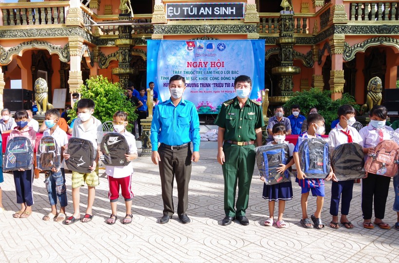 Đại tá Lê Văn Anh, Phó chính uỷ bộ đội Biên phòng Sóc Trăng và đồng chí Lê Minh Dương, Phó Bí thư Tỉnh đoàn Sóc Trăng trao tặng cặp da cho  học sinh có hoàn cảnh khó khăn.