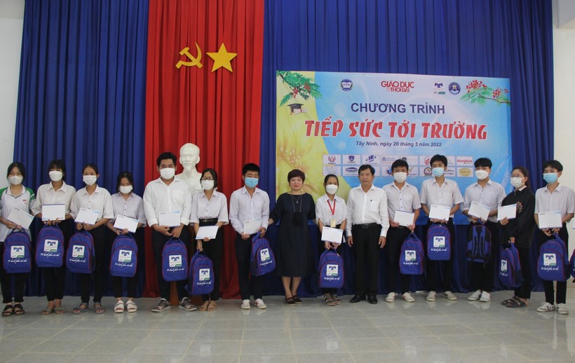 Nhà báo Dương Thanh Hương - Phó tổng Biên tập Báo GD&TĐ và ông Phạm Ngọc Hải, Giám đốc Sở GD&ĐT Tây Ninh tặng học bổng cho các em học sinh nghèo vượt khó.