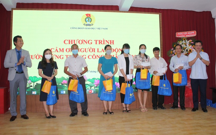 Lãnh đạo Công đoàn Giáo dục Việt Nam và  Công ty cổ phần tập đoàn Khải Minh tặng quà cho người lao động.