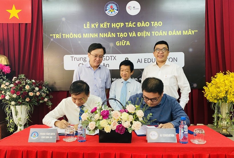Lãnh đạo TTGDTX Chu Văn An và AI Education ký kết hợp tác đào tạo.