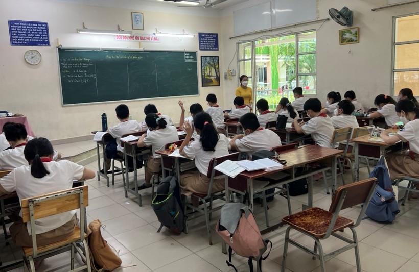 Giáo viên Trường THCS Lương Định Của (TP Thủ Đức, TPHCM) tăng tốc ôn tập cho học sinh lớp 9.