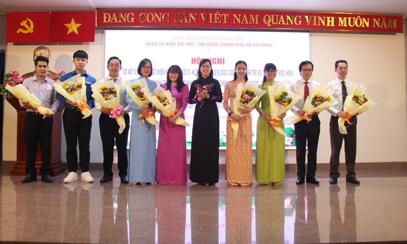 Bà Nguyễn Thị Là tặng hoa chúc mừng các tập thể và cá nhân được nhận Bằng khen của UBND TPHCM.