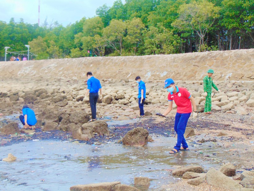 Các đơn vị tình nguyện tham gia lãm sạch bãi biển tại xã đảo Thạnh An.