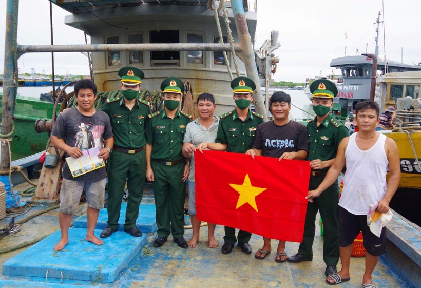Biên đội II/22, Hải đoàn Biên phòng 18 trao tặng cờ Tổ quốc, phát tờ rơi tuyên truyền về công tác bảo vệ chủ quyền, an ninh biên giới vùng biển cho ngư dân.
