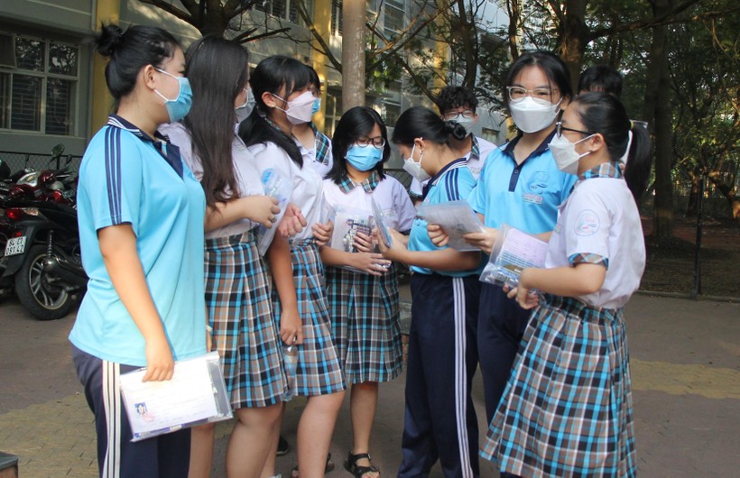 Học sinh tại TPHCM dự kỳ thi vào lớp 10 năm 2022 tại điểm Trường THCS Phạm Hữu Lầu (quận 7, TPHCM).