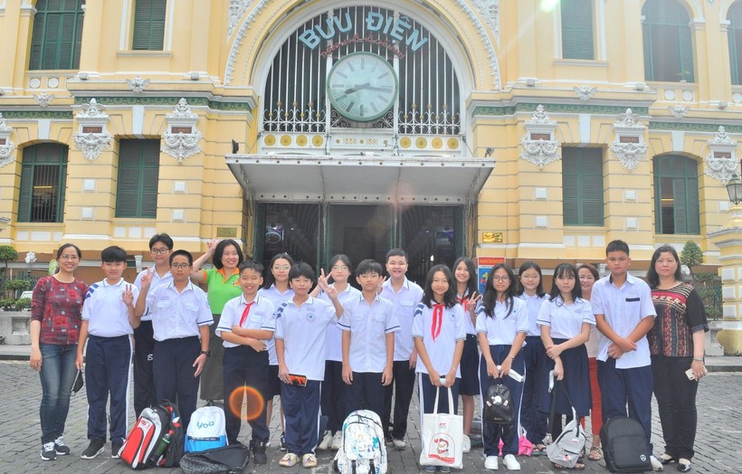 Học sinh Trường Trung học cơ sở Nguyễn Du tham quan Bưu điện TPHCM ngày 14/7/2022.