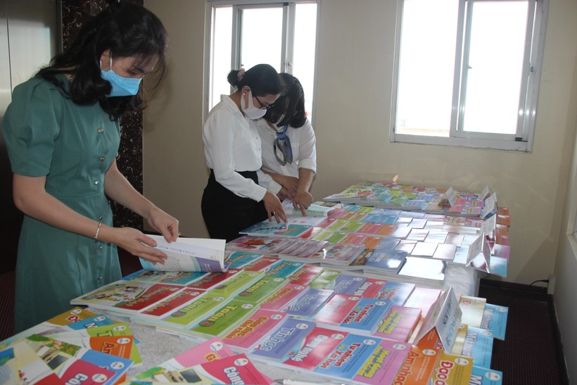Có 31 sách giáo khoa lớp 7 và 51 sách giáo khoa lớp 10 sử dụng từ năm học 2022-2023 tại TPHCM.