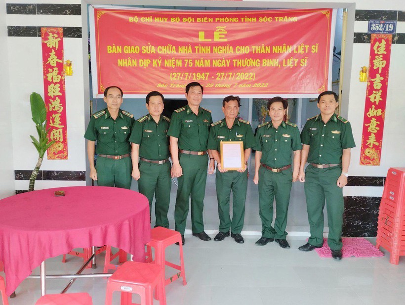 Bộ đội Biên phòng tỉnh Sóc Trăng trao quyết định hỗ trợ kinh phí sửa chữa "Nhà tình nghĩa" cho gia đình Thiếu tá Quang. Ảnh: Văn Long.