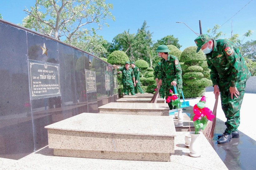 Bộ đội Biên phòng Bạc Liêu thực hiện phần việc quét dọn, vệ sinh tại Nghĩa trang Liệt sĩ tỉnh.