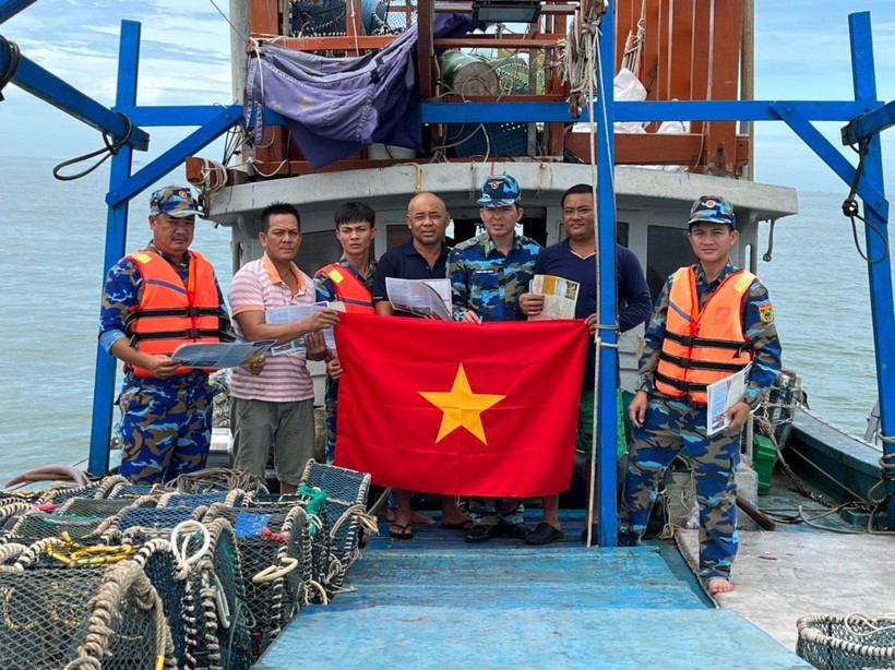 Bộ đội Biên phòng tặng cờ tổ quốc cho ngư dân | Báo Giáo dục và ...