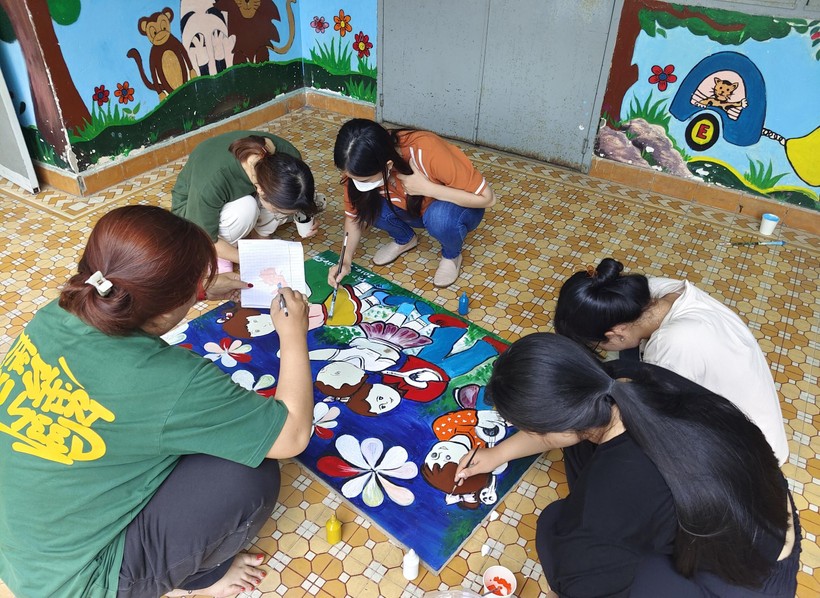 Giáo viên các trường tiểu học tại TPHCM đang trang trí lại trường, lớp để đón học sinh trở lại trường.
