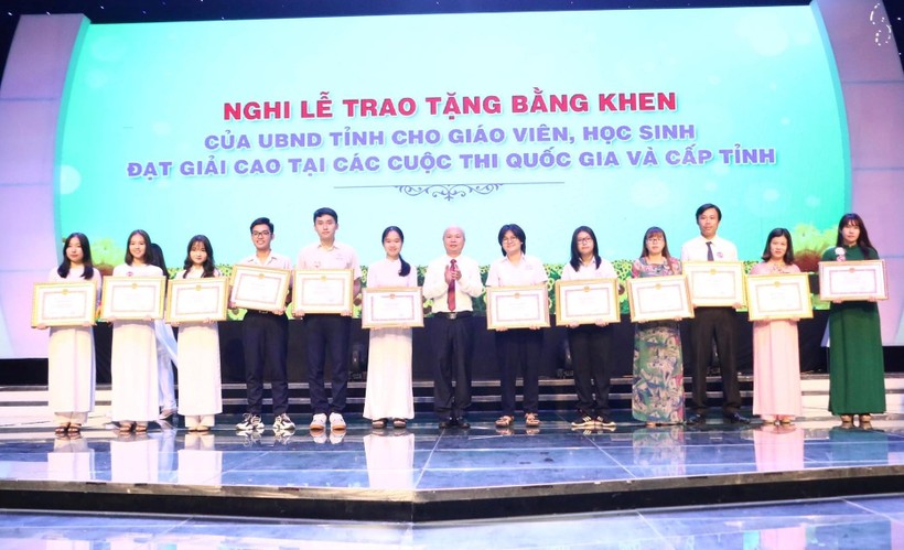 Ông Nguyễn Xuân Trường, Giám đốc Trung tâm phát triển GD-ĐT phía Nam Bộ GD-ĐT trao khen thưởng cho các học sinh giỏi quốc gia năm học 2021-2022.