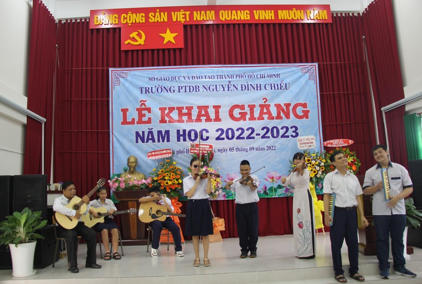 Tiết mục văn nghệ của học sinh Trường phổ thông đặc biệt Nguyễn Đình Chiểu tại buổi lễ khai giảng.