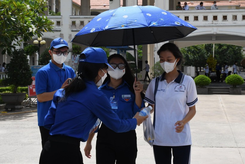 Lực lượng tình nguyện viên tại điểm thi Trung học phổ thông Đông Thạnh phát nước cho thí sinh sau khi kết thúc môn thi thứ 2 kỳ thi tốt nghiệp THPT.