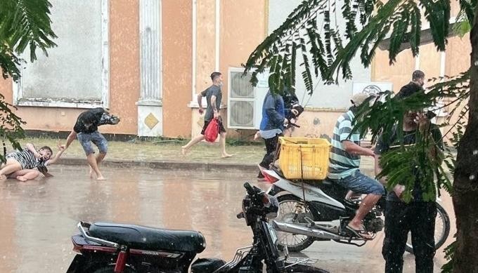 Hình ảnh nhóm người tháo chạy trong cơn mưa. Ảnh: Người dân cung cấp.