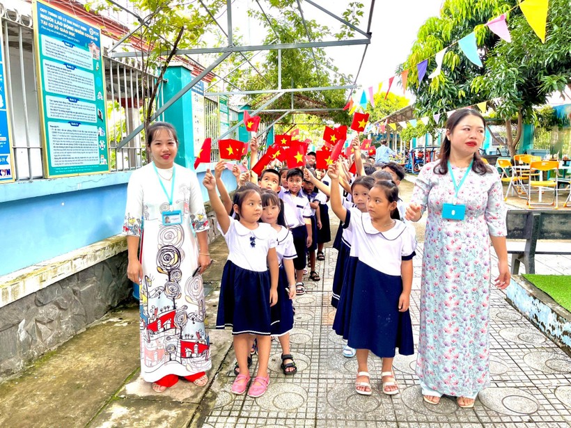 Học sinh và giáo viên Trường tiểu học Thạnh An, huyện Cần Giờ (TPHCM) hân hoan trong ngày khai giảng.