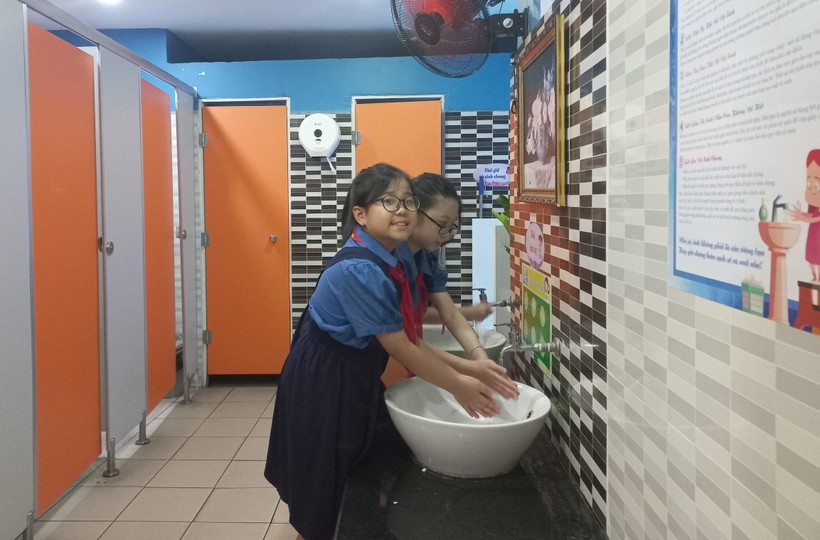 Trường tiểu học Hoà Bình (quận 1, TPHCM) luôn chú trọng đến công tác tu bổ, sửa chữa nhà vệ sinh sạch, đẹp.