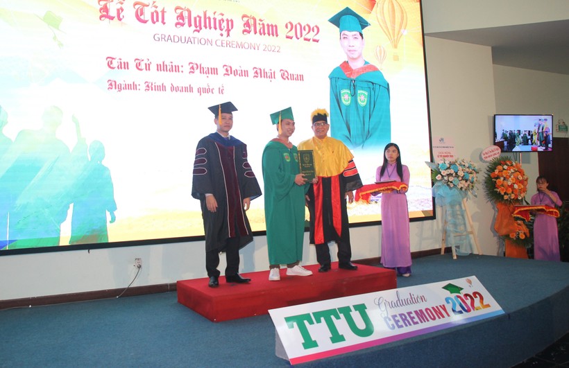 Tân cử nhân TTU nhận bằng tốt nghiệp