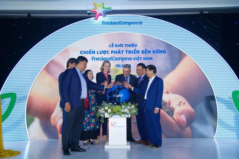 Đại diện FrieslandCampina Việt Nam và đại biểu thực hiện hành động tượng trưng, bày tỏ sự cam kết và hợp tác để cùng chung tay vì một hành tinh tươi đẹp.