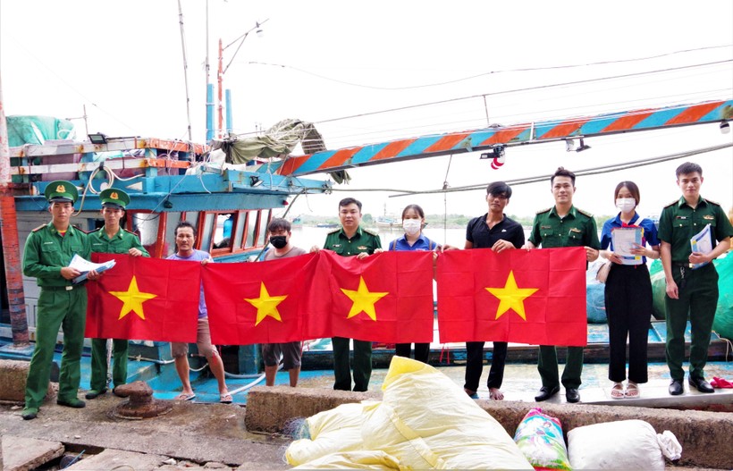 Việt Nam cam kết đấu tranh chống khai thác hải sản bất hợp pháp. Năm 2024, chúng ta tổ chức các hoạt động chủ đề này để nâng cao ý thức của cộng đồng về việc bảo vệ tài nguyên biển, trong đó có việc giám sát và xử lý các hoạt động bất hợp pháp. Hãy đến xem hình ảnh để cùng nhau chia sẻ tinh thần bảo vệ hải sản.