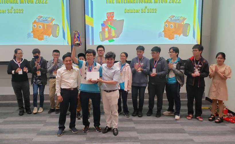 Ngô Đình Gia Bảo giành giải vô địch tại cuộc thi lập trình Robot Youth maker-MyOr. Ảnh: NTCC.