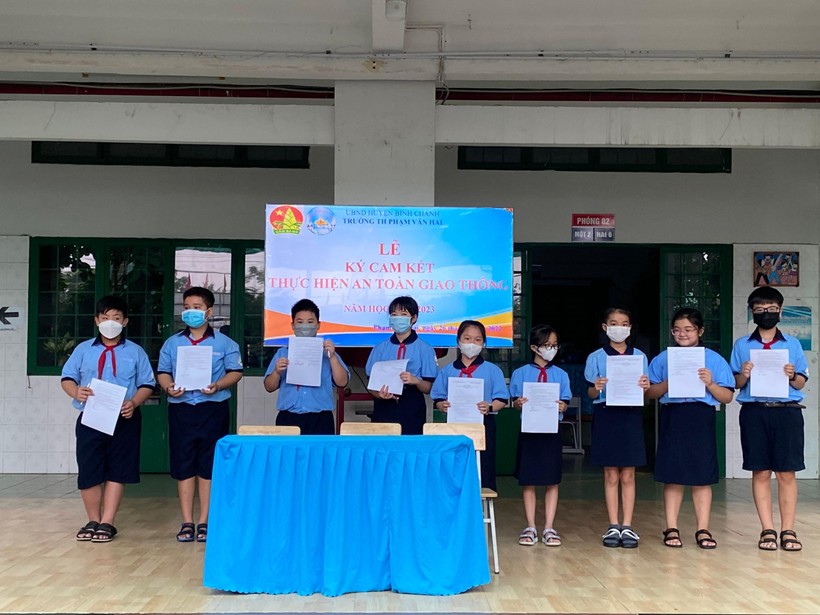 Học sinh Trường tiểu học Phạm Văn Hai ký cam kết thực hiện an toàn giao thông.