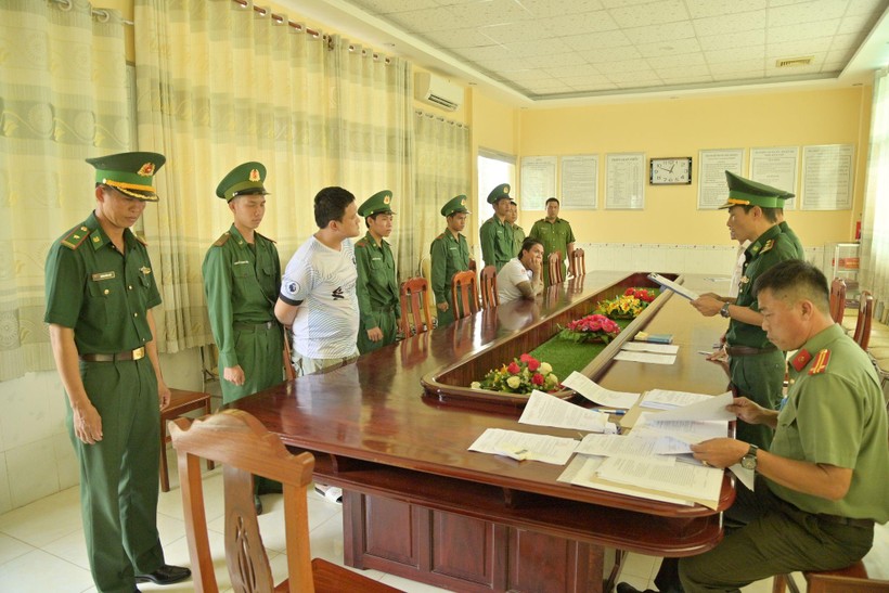 Đồn Biên phòng cửa khẩu Quốc tế Hà Tiên đọc các quyết định bắt tạm giam 2 đối tượng Phú và Tài.