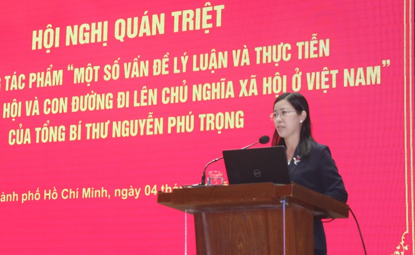 Đồng chí Nguyễn Thị Là, Phó Bí thư thường trực Đảng uỷ Khối phát biểu chỉ đạo hội nghị.