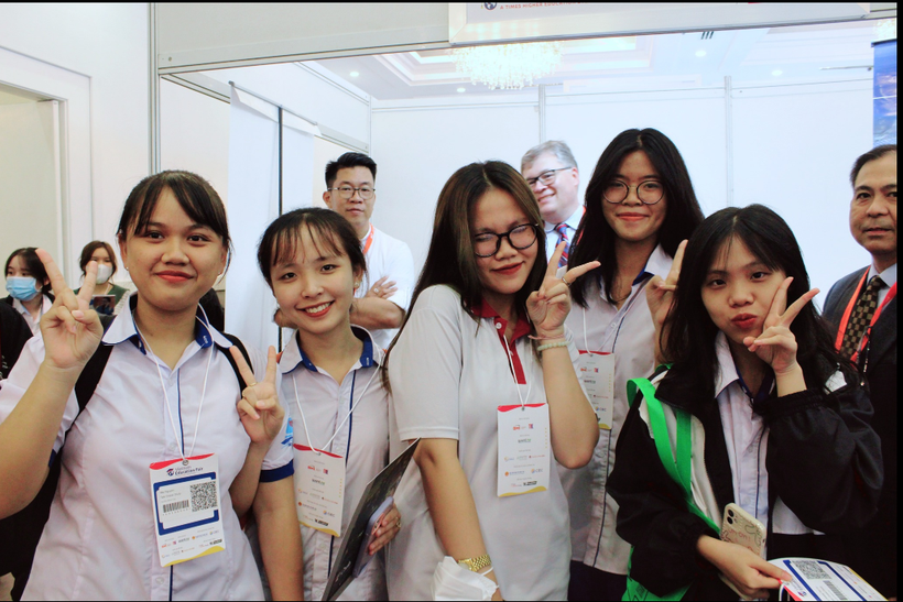 Học sinh Trường THPT Trần Nhân Tông tham gia hội nghị triển lãm giáo dục toàn cầu.