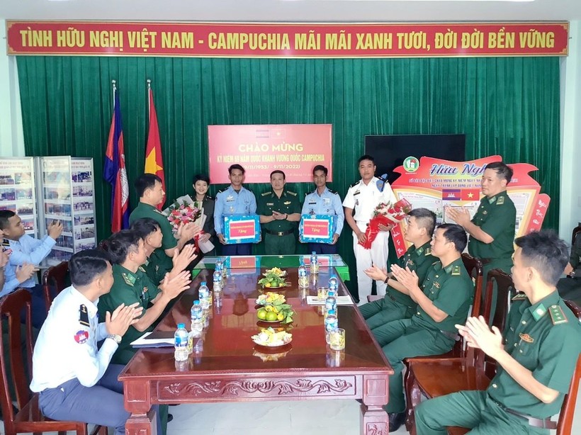 Đại tá Nguyễn Xuân Toàn tặng quà chúc mừng học viên Campuchia.