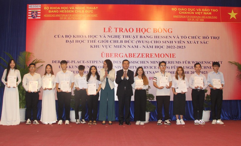 Thứ trưởng Nguyễn Văn Phúc và bà Angela Dom trao học bổng cho các sinh viên.