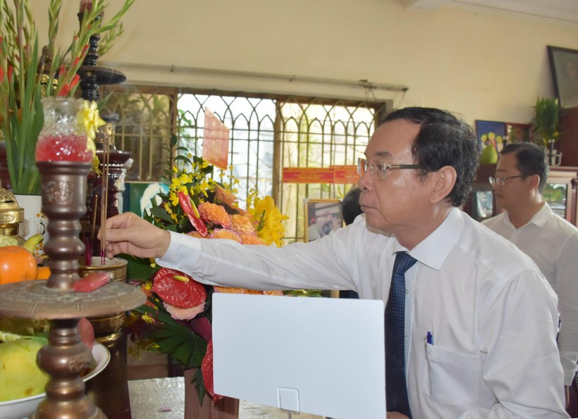 Bí thư Thành ủy TPHCM Nguyễn Văn Nên thắp hương tưởng nhớ công ơn của cố Giáo sư-Nhà giáo nhân dân Trần Văn Giàu.