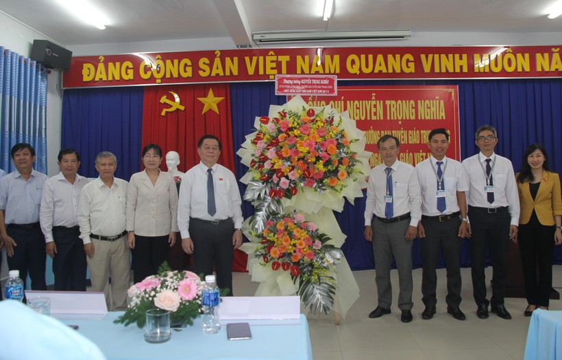 Đồng chí Nguyễn Trọng Nghĩa tặng hoa chúc mừng cán bộ, giáo viên Trường THPT chuyên Hoàng Lê Kha.