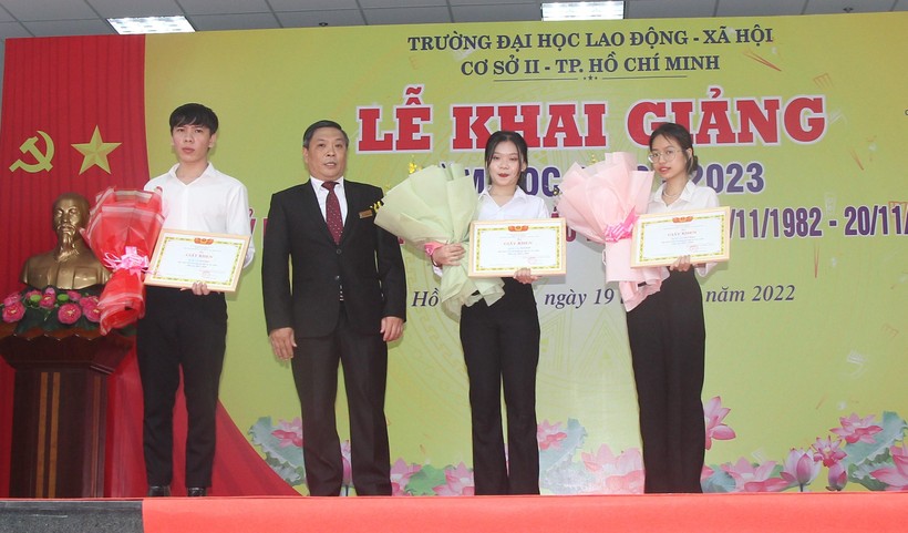 TS Phạm Ngọc Thành tặng giấy khen cho các sinh viên đạt thành tích cao trong năm học 2021-2022