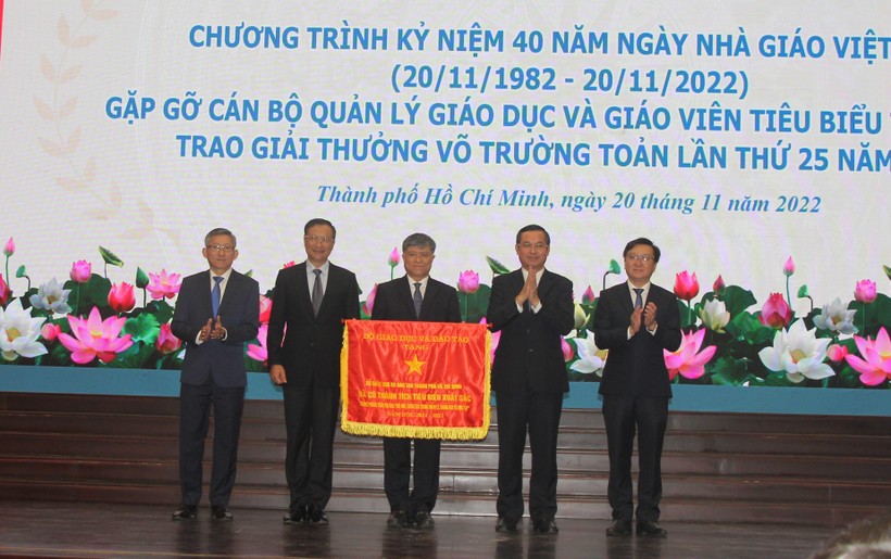 Thứ trưởng Bộ GD&ĐT Nguyễn Văn Phúc tặng cờ thi đua cho Sở GD&ĐT TPHCM.
