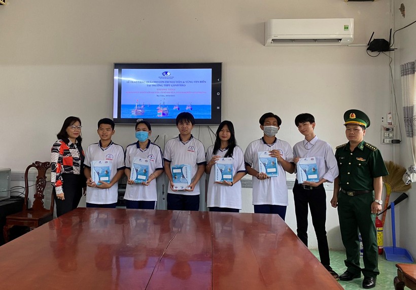 Cán bộ đồn Biên phòng Gành Hào tặng tập viết cho học sinh tại Trường THPT Gành Hào.