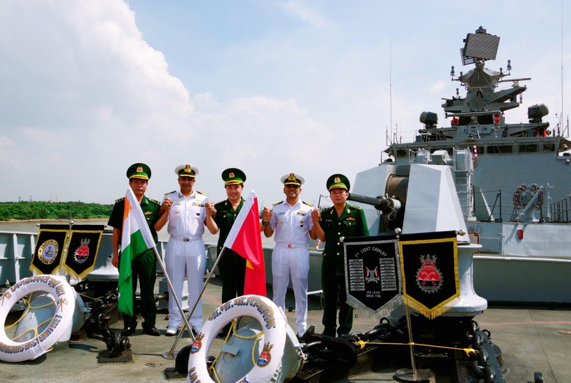 Đại tá Saurabh Thakur, thuyền trưởng tàu INS SHIVALIK chụp hình lưu niệm cùng đại diện Lãnh đạo Bộ Chỉ huy BĐBP Thành phố và Ban Chỉ huy Biên phòng cửa khẩu Cảng TPHCM.