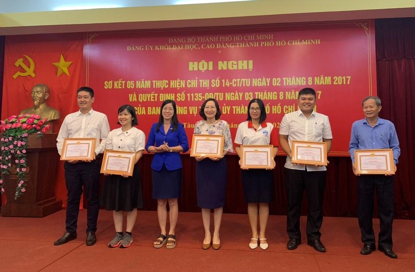 Đồng chí Nguyễn Thị Là trao khen thưởng cho 6 tập thể thực hiện tốt Chỉ thị 14-CT/TU.