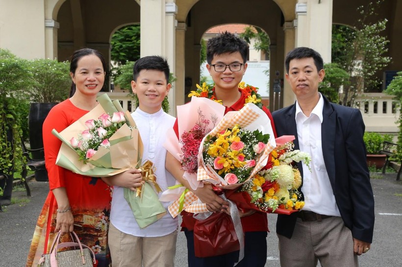Nguyễn Việt Phong cùng gia đình.