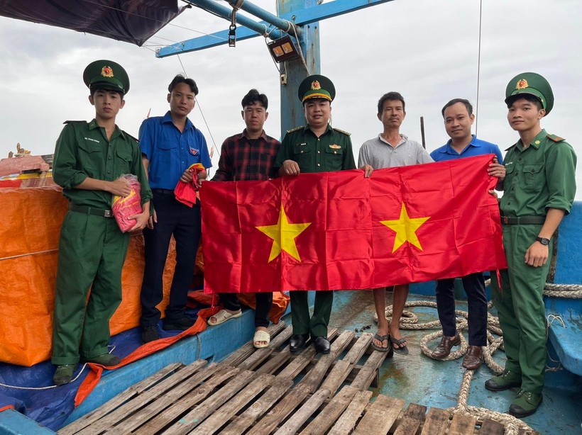 Chi đoàn Báo Bà Rịa -Vũng Tàu và Chi đoàn Đồn Biên phòng Phước Tỉnh tặng lá cờ Tổ quốc cho bà con ngư dân xã Phước Tỉnh.