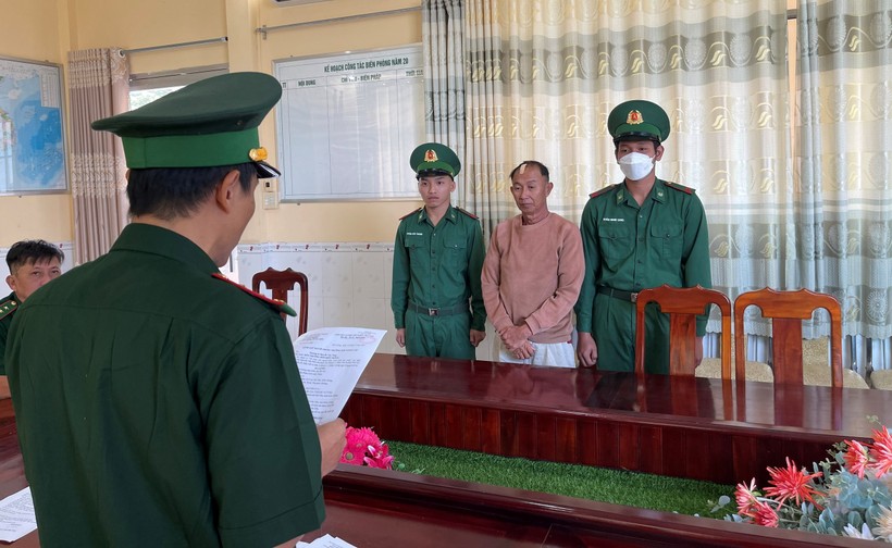 Đồn Biên phòng cửa khẩu quốc tế Hà Tiên đọc lệnh bắt giữ người trong trường hợp khẩn cấp đối với đối tượng Nguyễn Văn Phán. 