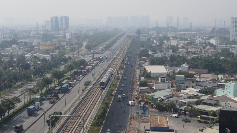 Hình ảnh chụp trên cao đoàn tàu metro số 1 (Bến Thành - Suối Tiên) chính thức chạy thử nghiệm với quãng đường hơn 8 km vào sáng ngày 21/12.